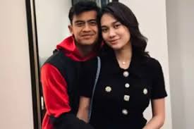 Namun, saat ini, Arhan tetap fokus pada kariernya di Jepang, dan Azizah menunjukkan dukungan penuh terhadap karier suaminya.